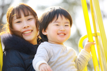 遊ぶ親子