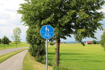 Rad- und Fußweg in ländlicher Umgebung, Allgäu, Bayern