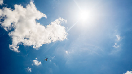 Flugzeug in den Wolken