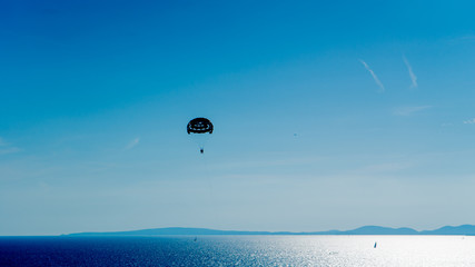Fallschirm über dem Meer