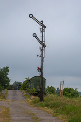 Altes Bahnsignal auf einem verlassenen Bahnhof