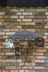 An einer Hauswand hängen verschiedene Dekorations Gegenstände