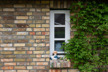 Fototapeta na wymiar Figuren auf einem Fenstersims