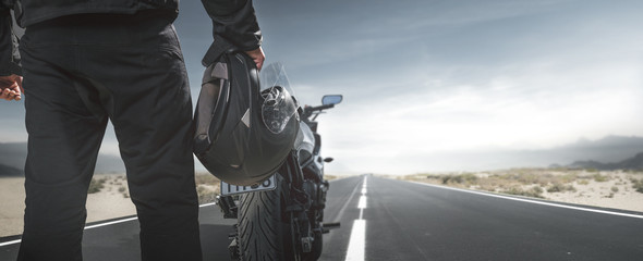 Fototapeta premium Rowerzysta z motocyklem na wiejskiej drodze