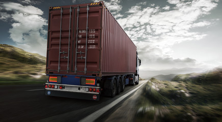 LKW transportiert Container