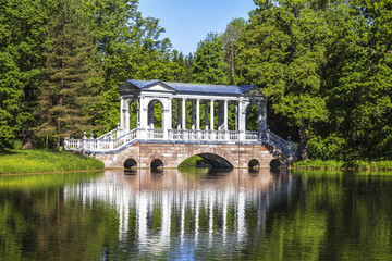 Obraz premium Marble (Palladian) bridge in Ekaterininsky Park. Tsarskoye Selo, Pushkin, St. Petersburg. Russia