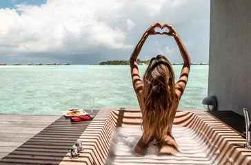 Foto op Plexiglas sexy meisje met witte handdoek op haar lichaam ontspannen op de villa buitenbadkamer van de Malediven © Slava_Vladzimirska