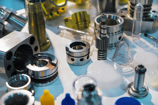 Molds for the manufacture of plastic products, preforms and other products made of PVC