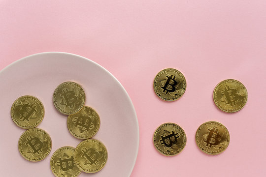 Bitcoin dorado sobre fondos de colores