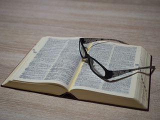 英和辞典と眼鏡