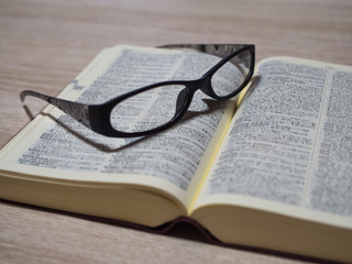 英和辞典と眼鏡