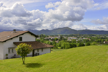 Plongée verdoyante sur Sare (64310), département des Pyrénées-Atlantiques en région Nouvelle-Aquitaine, France	
