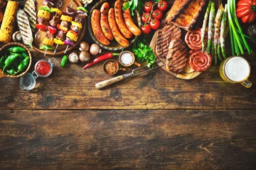 Photo sur Aluminium Grill / Barbecue Viande et légumes grillés sur une table en bois rustique
