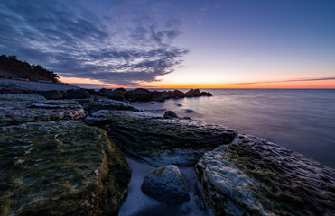 Obraz premium Cliffs with moss in the foreground and the ocean in the background