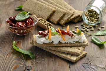 Crispbread with cream cheese, sun-dried tomatoes and herbs