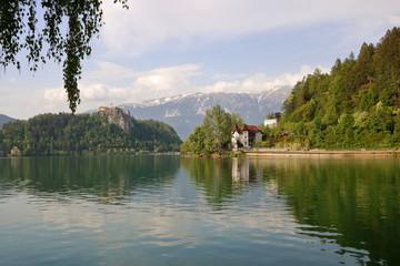 Krajobraz słoweńskiego miasteczka Bled, jezioro, promenada wzdłuż brzegu z piękną zabudową,...