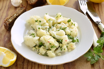 Cauliflower with garlic and parsley in lemon sauce