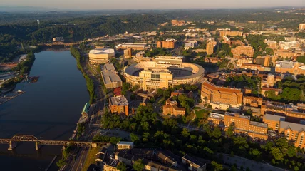 Meubelstickers Stadion Luchtfoto van de campus van de Universiteit van Tennessee met rivier en stadion