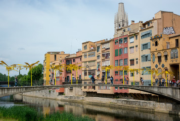 Obraz premium Editorial. May 2018. Bridge over the river Onyar in Girona, Spain