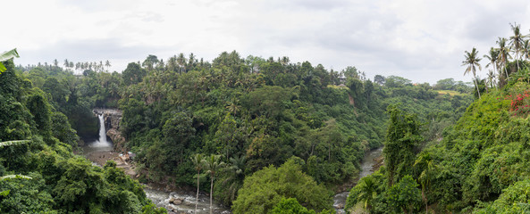 Fototapeta na wymiar Panoramic view of the waterfall and the rainforest around it
