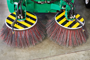 Round brushes for street cleaning equipment