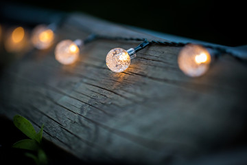 Lichterkette auf Holz am Abend