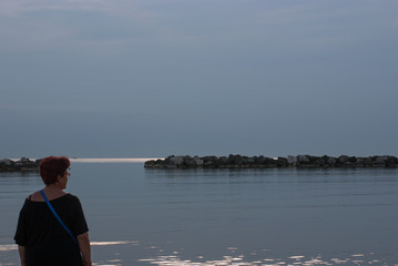 Fototapeta premium persona osserva il mare all'alba