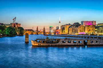 Naklejka premium Berlin skyline w nocy z widokiem na Oberbaumbrücke i Fernsehturm