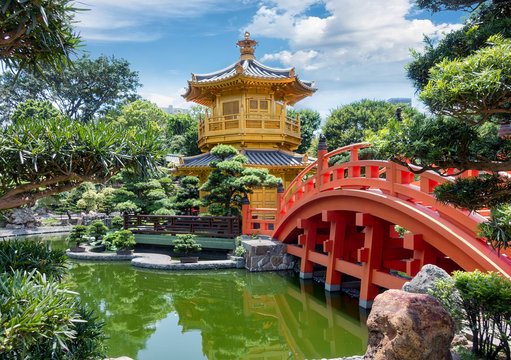 Rote Brücke zum Tempel der Absoluten Perfektion in den Nan Lian Gärten in Hong Kong