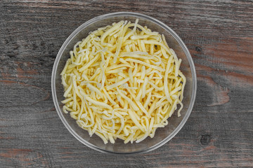 Geriebener Käse in einer Schale