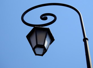 Una farola bajo el cielo azul