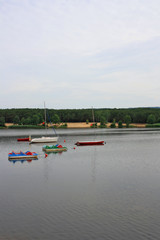 Kolorowe łodzie na jeziorze