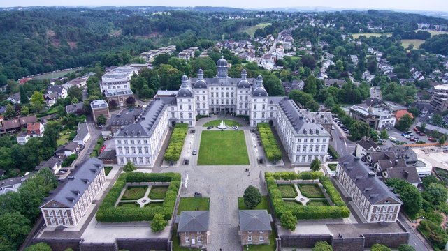 Schloss Bensberg von oben weit weg