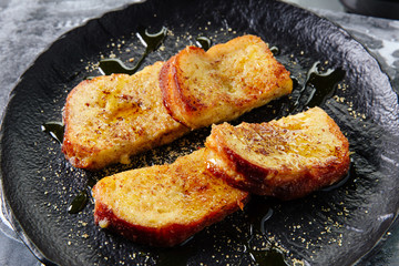Fried croutons with honey