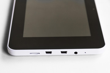 Entradas de conexiones de una Tablet Digital aislada sobre blanco