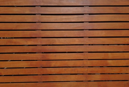 Fondo de textura con superficie de piso o pared de tablas  madera barnizadas  en paralelo con holguras