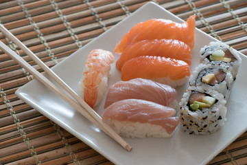 Sushi, cucina Giapponese su piatto bianco
