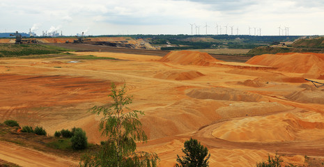 Rekultivierung im Braunkohlerevier, Auffüllen des Baggerlochs