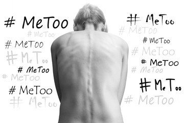 Sensible Aufnahme einer Frau vor weißem Hintergrund mit dem Hashtag MeToo