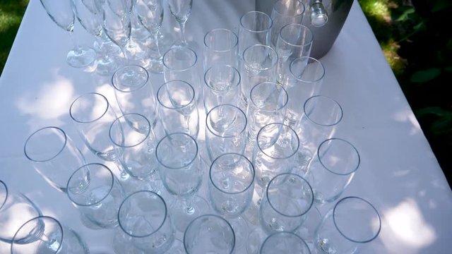 copas preparadas para tomar champagne en un coctel