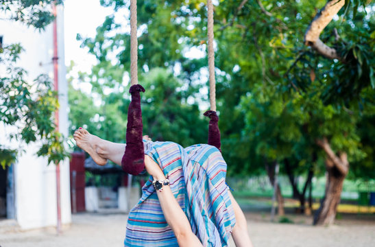 Ni&ntilde;os jugando  en un columpio, trapecio y fonambulismo