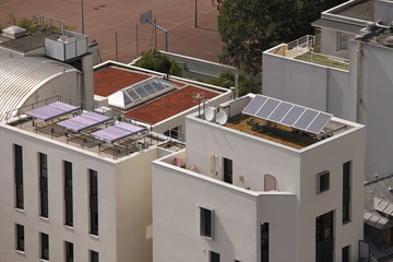 Panneaux solaires sur le toit d'un immeuble à Paris
