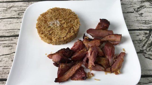 Ribs et riz sur une assiette