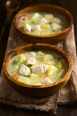 Amerikanische cremige Hähnchensuppe namens Chicken Chowder mit Kartoffeln, grüne Paprika und Karotten, fotografiert mit natürlichem Licht (Selektiver Fokus in die Mitte der ersten Suppe)