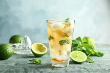 Photo sur Plexiglas Cocktail Composition avec un délicieux cocktail à la menthe julep sur table