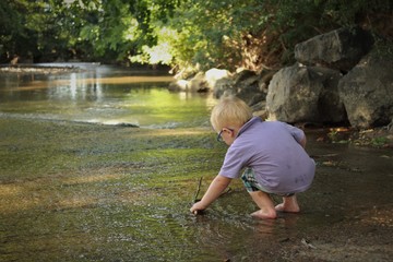 baby play on river
