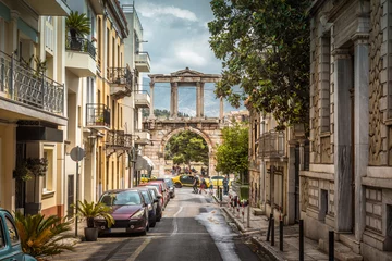 Afwasbaar Fotobehang Athene Straat in Athene met uitzicht op de Boog van Hadrianus