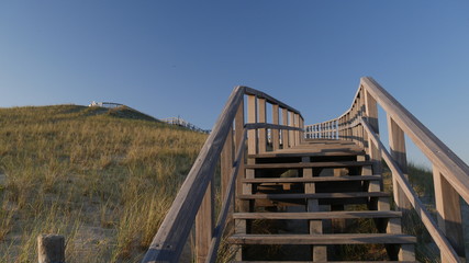 Scala di legno sulla duna del Mare del Nord