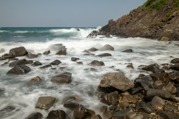 Fototapeta na wymiar 山陰の日本海　岩礁と浜辺