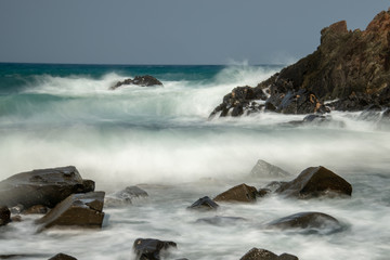 山陰の日本海　岩礁と浜辺